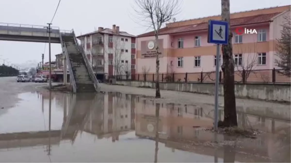 Üst geçidin önünü su bastı, yayalar çözümü kendileri üretti