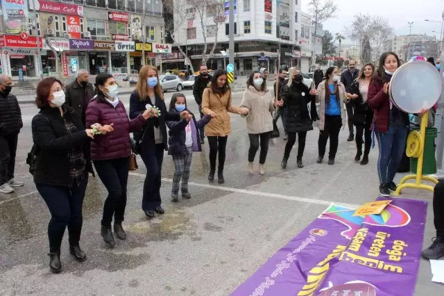 8 Mart Dünya Bayanlar Günü açıklaması sonrası halaylar çekildi