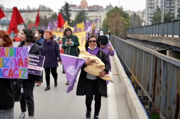 Adana'da bayanlardan '8 Mart' yürüyüşü