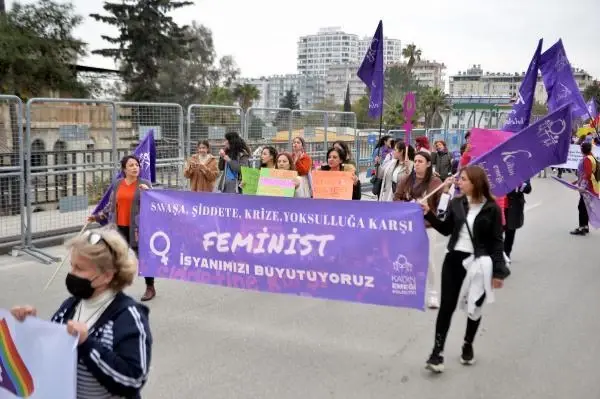 Adana'da bayanlardan '8 Mart' yürüyüşü