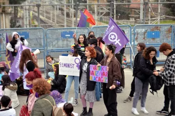 Adana'da bayanlardan '8 Mart' yürüyüşü