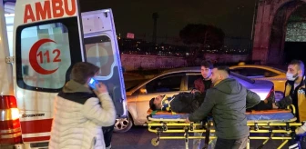 Beyoğlu'nda trafik levhasına çarpan pikap takla attı: 3 yaralı