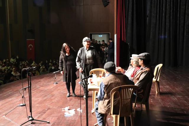 Arslanköy Bayanlar Tiyatro Topluluğu tiyatro oyunu sergiledi