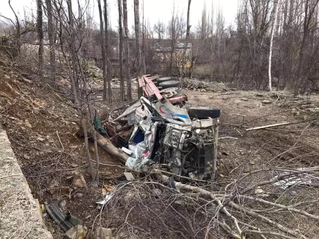 Freni boşalan vinç şarampole uçtu, sürücüsü araçta sıkıştı