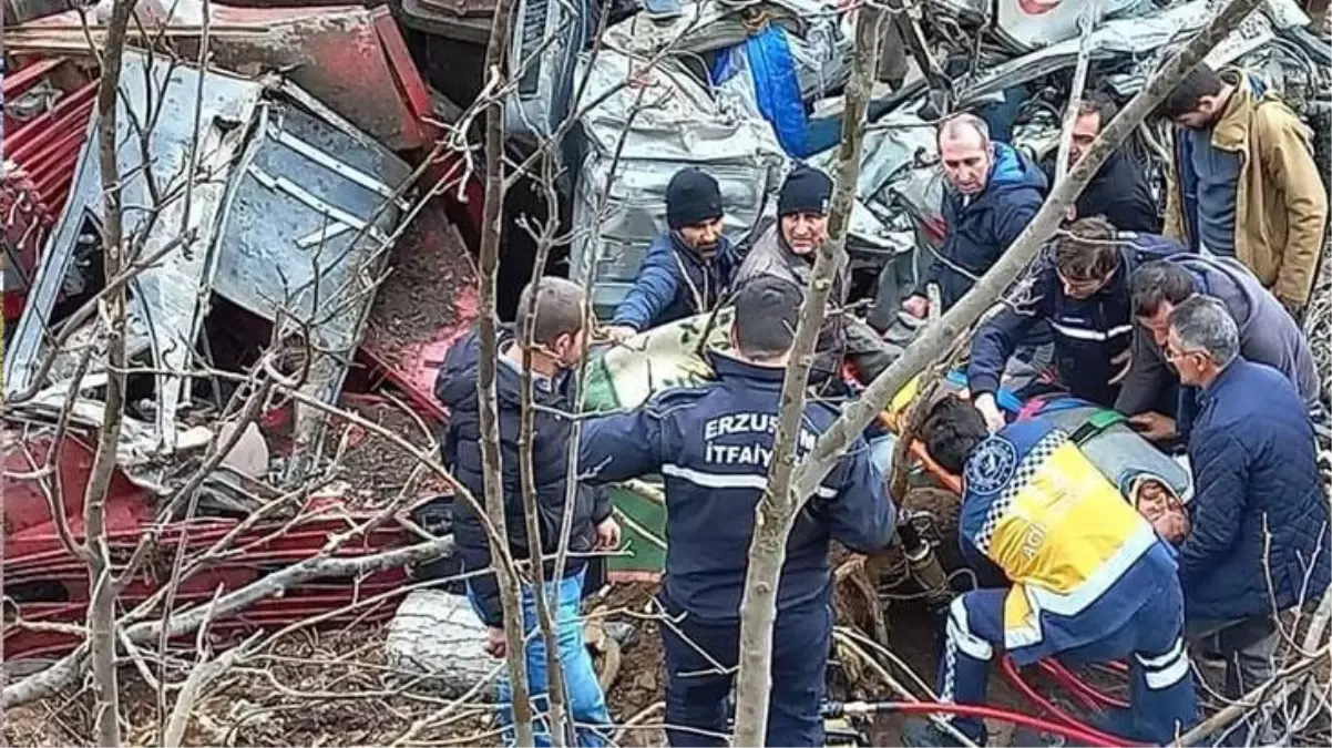 Freni boşalan vinç şarampole uçtu, sürücüsü araçta sıkıştı