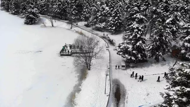 Gölcük Tabiat Parkı beyaz örtüsüyle tatilcilerin ilgi odağı oldu