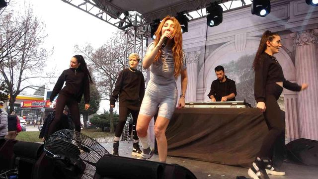 hande yener sevenlerini mini konserle costurd 2 14777188 o