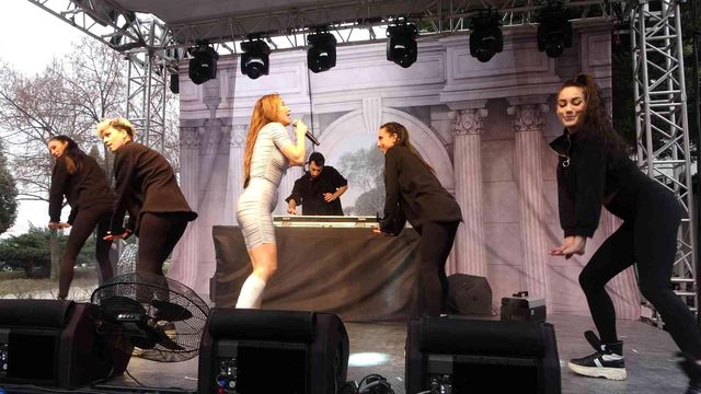 hande yener sevenlerini mini konserle costurd 3 14777188 o