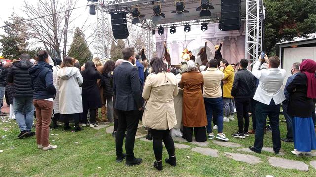 hande yener sevenlerini mini konserle costurd 4 14777188 o