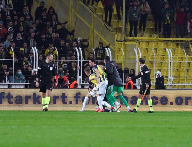 Her şey var, kazanan yok! Nefes kesen maçta Fenerbahçe ile Trabzonspor puanları paylaştı
