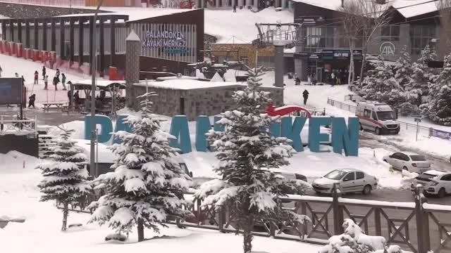 İlkbaharda yağan kar Palandöken'deki turizmcileri sevindirdi