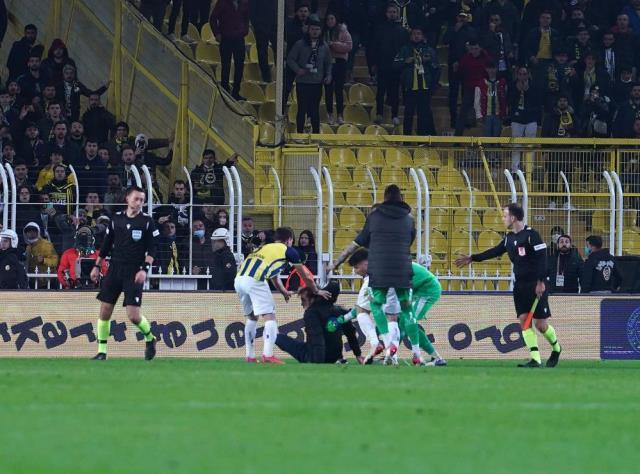 Kadıköy'de facianın eşiğinden dönüldü! Sahaya dalan taraftardan hakeme saldırı girişimi