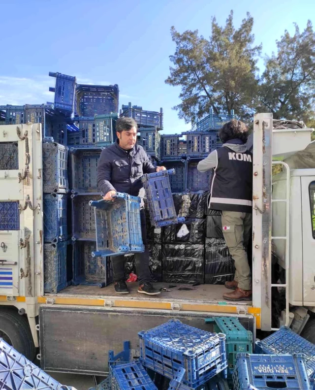 Meyve-sebze kasası taşıyan kamyondan 17 bin 450 paket kaçak sigara çıktı