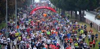 RUNANTALYA'da binlerce koşu tutkunu yağmur durduramadı