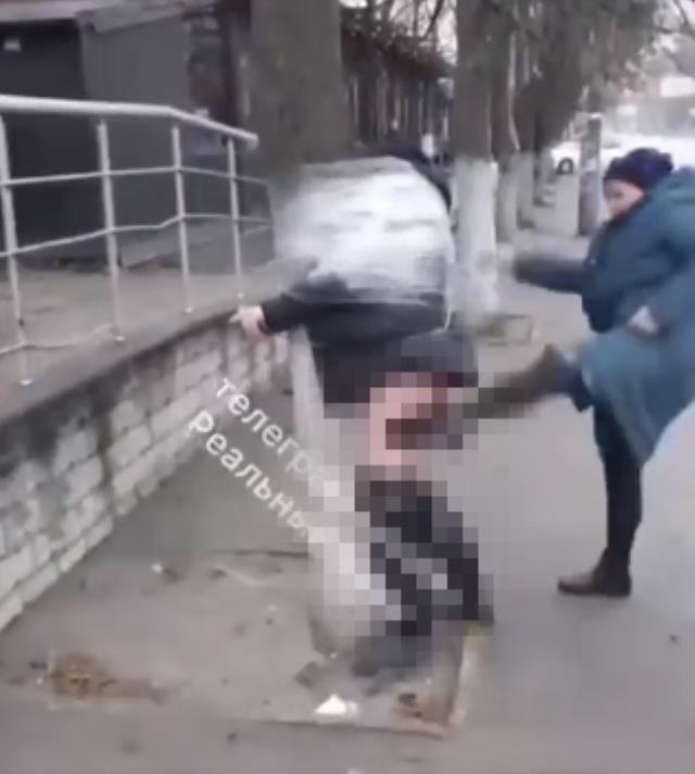 Ukrayna halkından yağmacılara linç! Çırılçıplak soyup direğe bağlayarak kemerle dövdüler