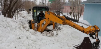 Yolu karla kapanan köydeki KOAH hastası için ekipler seferber oldu
