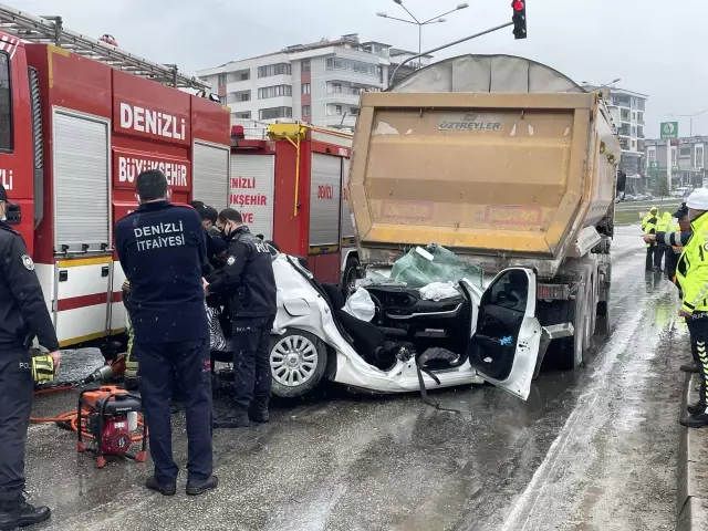 Tatil için Almanya'dan Türkiye'ye gelen çift Denizli'de kamyonların arasına sıkıştı