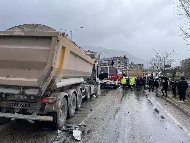 Tatil için Almanya'dan Türkiye'ye gelen çift Denizli'de kamyonların arasına sıkıştı