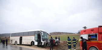Son dakika: Eskişehir'de servis otobüsüyle otomobil çarpıştı, 3 kişi öldü, bir kişi yaralandı