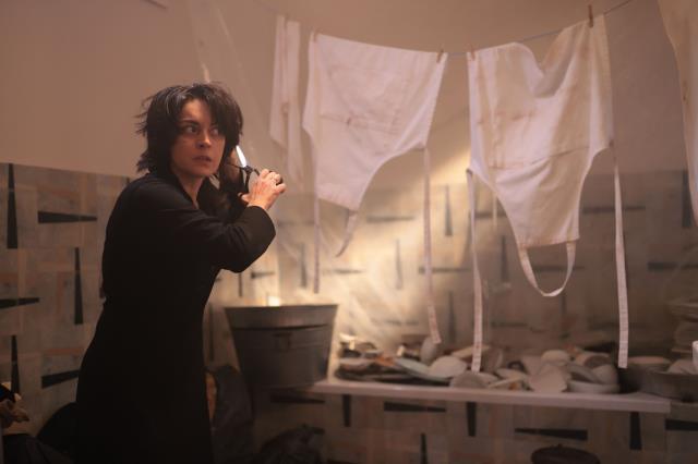 Ezgi Mola saçlarını kısacık kestirdi, yeni imajı 25 yıl önceki haline benzetildi