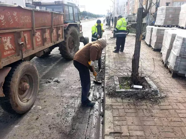 Gölbaşı'nda yağmur kanallarını temizliyor