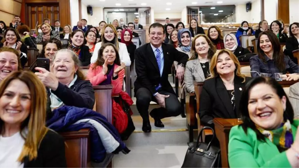 Muhtarlarla bir araya gelen İmamoğlu, espriyi patlattı: Manşete 'Kadınlar İBB Başkanı'na diz çöktürttü' yazarsınız