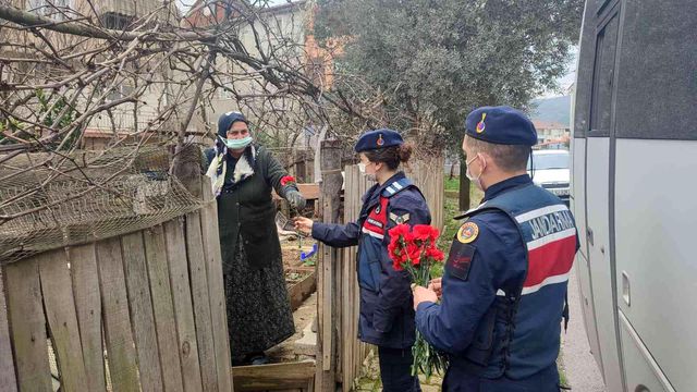 jandarma ekipleri kadinlara karanfil takdim e 2 14779082 o