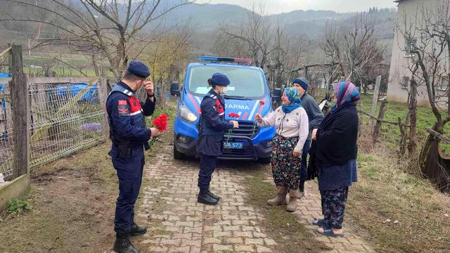 jandarma ekipleri kadinlara karanfil takdim e 3 14779082 o