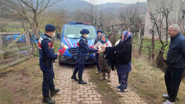 jandarma ekipleri kadinlara karanfil takdim e 4 14779082 o