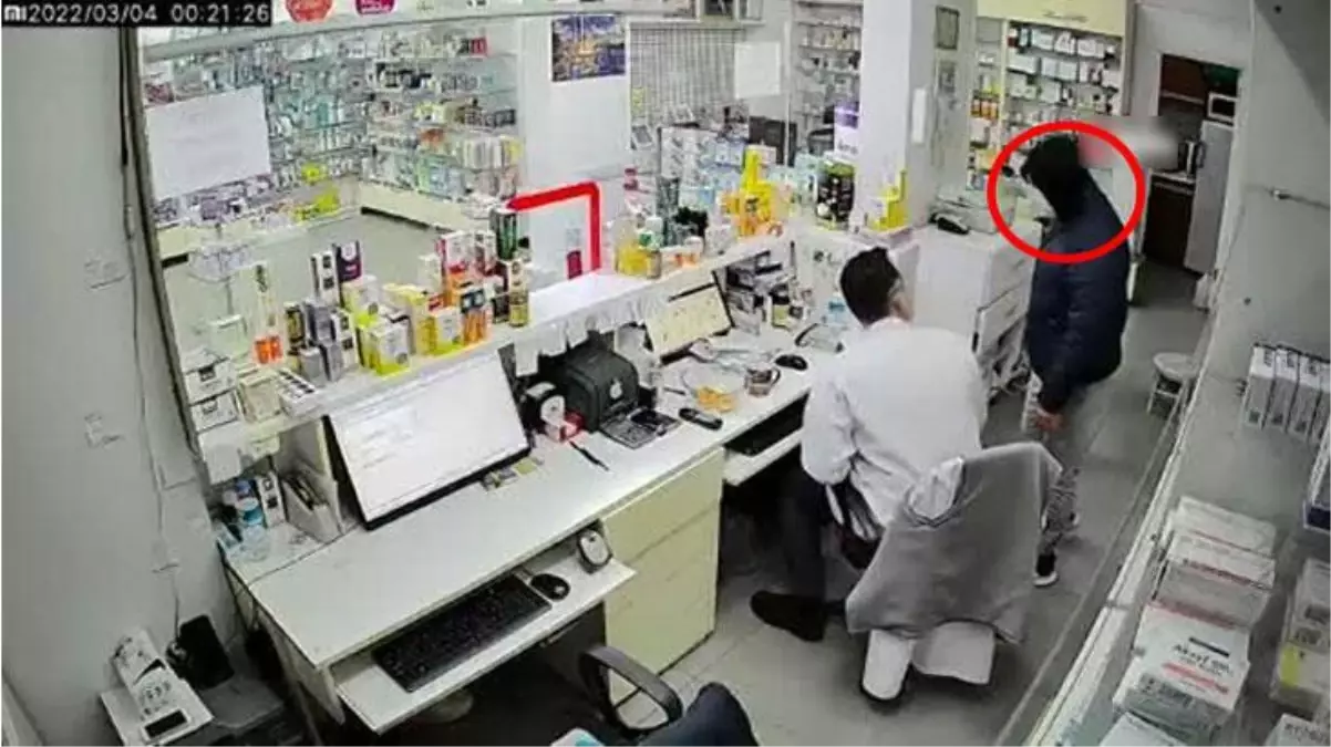 Nöbetçi eczanede dehşet! Bıçaklı soyguncu çetin cevize denk gelince ortalık karıştı