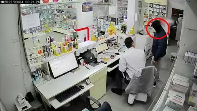 Nöbetçi eczanede dehşet! Bıçaklı soyguncu çetin cevize denk gelince ortalık karıştı