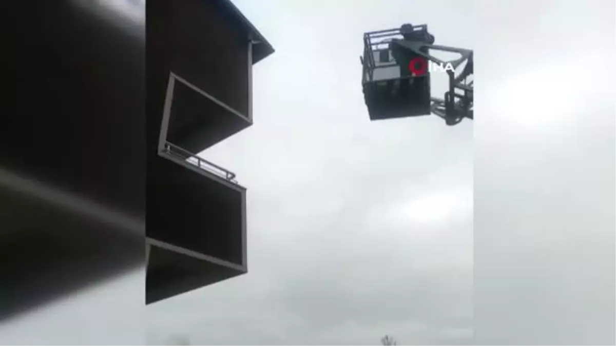 Okulun çatısında mahsur kalan güvercini itfaiye ekipleri kurtardı