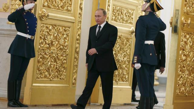 Putin yürürken sağ kolunu neden sabit tutuyor? Uzmanlar Rusya başkanının KGB geçmişine dikkat çekiyor