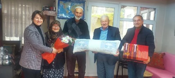 Rize'de evlilikte 60 yılını dolduran çiftlere yastık hediyesi