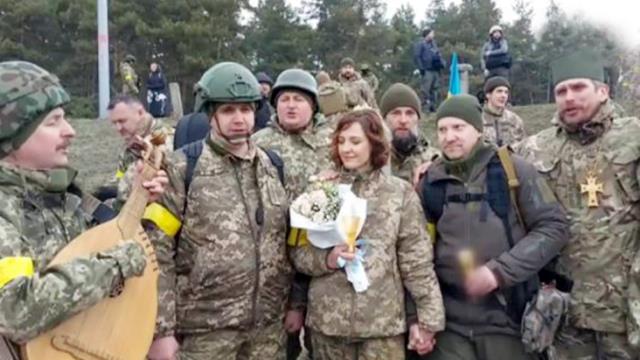 Sokak savaşına hazırlanan Kiev'de asker çift, ateş sınırında hayatlarını birleştirdi