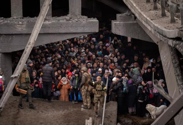 Ukrayna'da insanlık dramı! Canlarını kurtarmak için ülkeden kaçan beşerler tren istasyonunu tıklım tıklım doldurdu