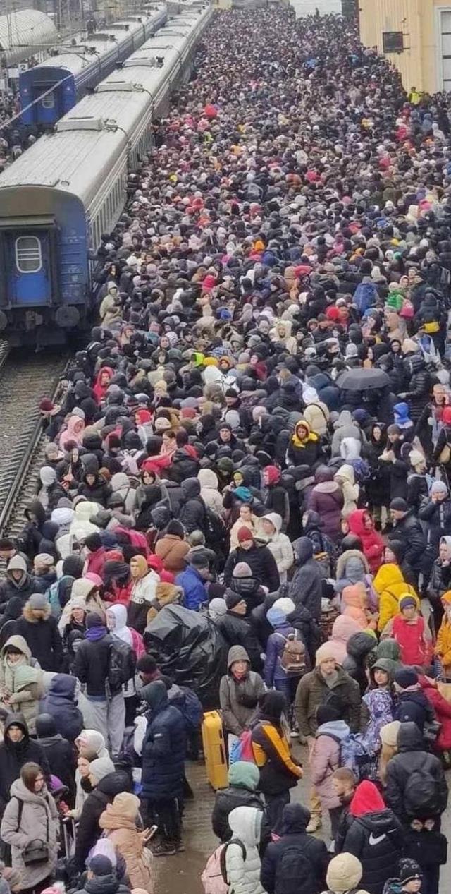 Ukrayna'da insanlık dramı! Canlarını kurtarmak için ülkeden kaçan insanlar tren istasyonunu tıklım tıklım doldurdu