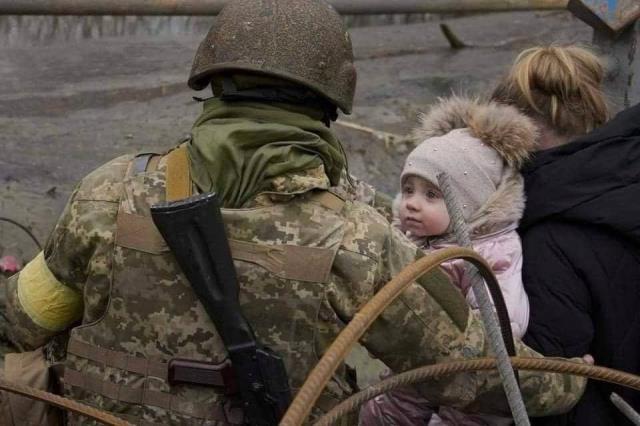 Ukrayna Dışişleri, Irpin'de tahliye sırasında yaşamını yitiren bir ailenin fotoğraflarını paylaştı