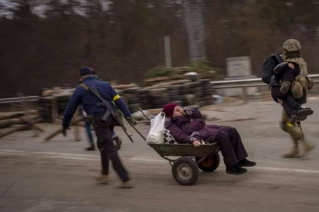 Ukrayna Dışişleri, Irpin'de tahliye sırasında yaşamını yitiren bir ailenin fotoğraflarını paylaştı