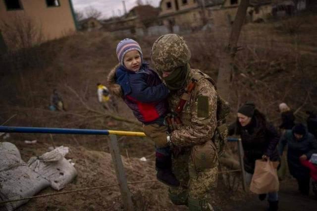 Ukrayna Dışişleri, Irpin'de tahliye sırasında yaşamını yitiren bir ailenin fotoğraflarını paylaştı