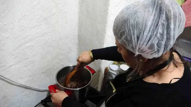 3 çocuğu ile birlikte eğitim gördü, 3 farklı işte çalıştı, şimdi üniversite sınavlarına hazırlanıyor