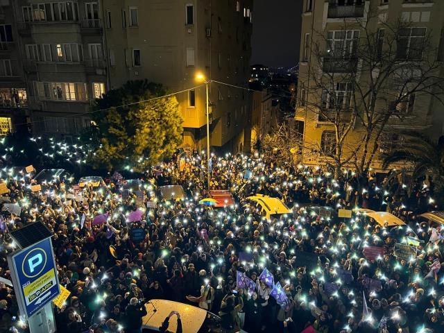 İstanbul'da 8 Mart yürüyüşü yapıldı! Polisle kadınlar arasında arbede çıktı