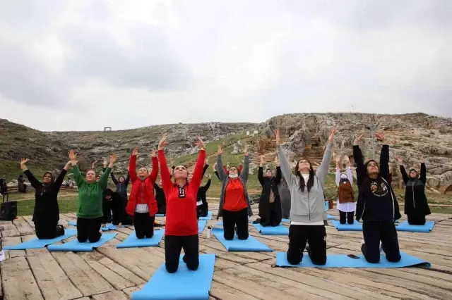 Bayanlar tarihi yerde yoga yaptı