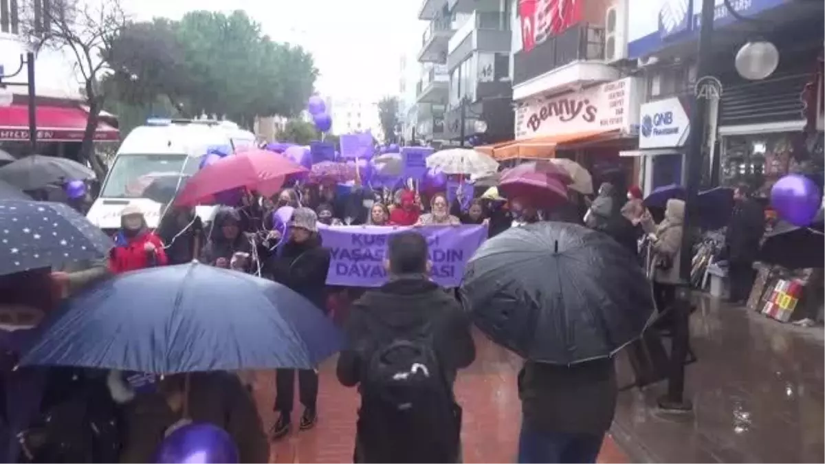 Kuşadası'nda 8 Mart Dünya Kadınlar Günü yürüyüşle kutlandı