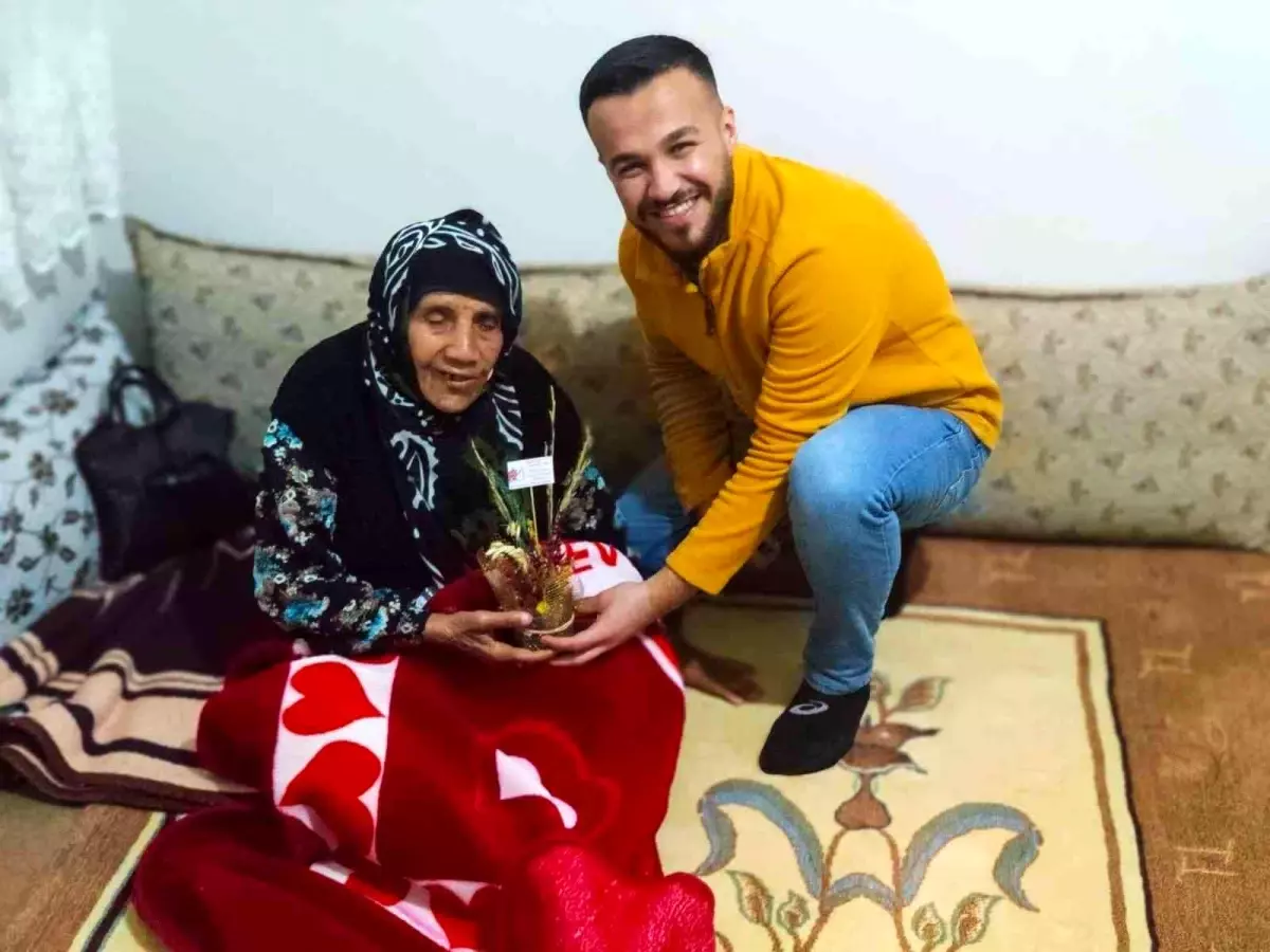 Mardinli öğretmen 3 ilde kadınlara çiçek hediye etti