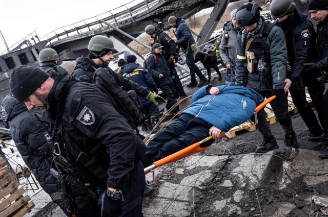 Ukrayna'da sivil halkın güçlü mücadelesi! Tahliyeler kar yağışı altında devam ediyor