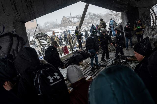 Ukrayna'da sivil halkın güçlü mücadelesi! Tahliyeler kar yağışı altında devam ediyor