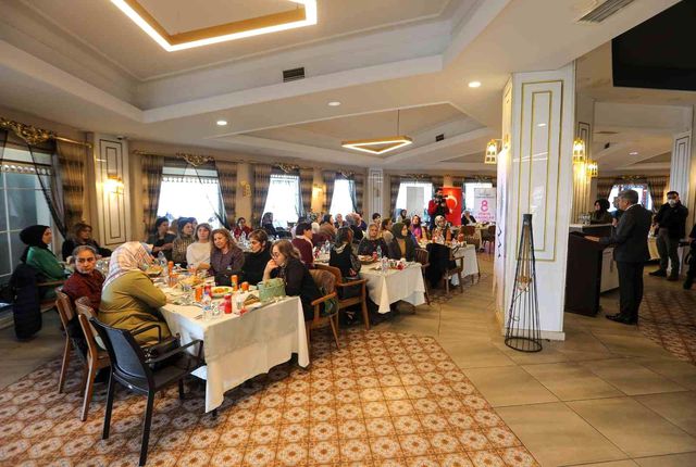 vali bilmez kadin calisanlariyla yemekte bulu 2 14782053 o
