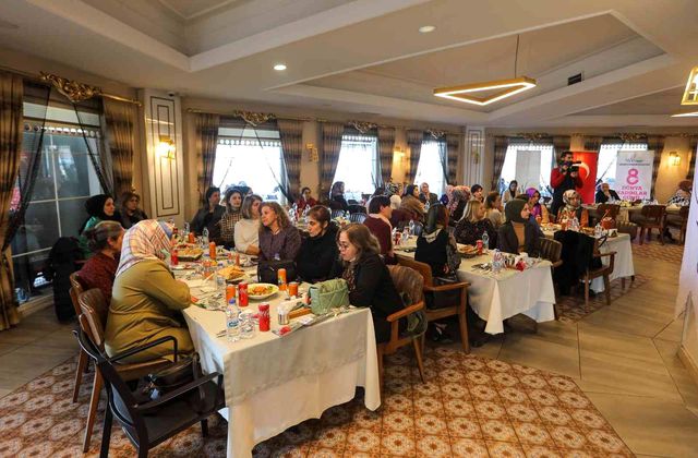 vali bilmez kadin calisanlariyla yemekte bulu 4 14782053 o