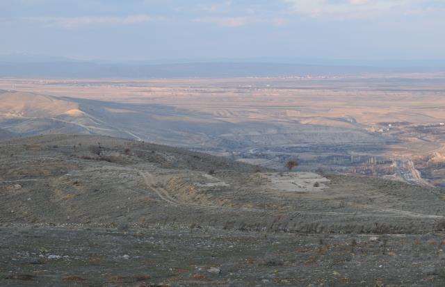 Bin 200 metre rakımdaki betonla kapatılan petrol kuyuları şaşırtıyor